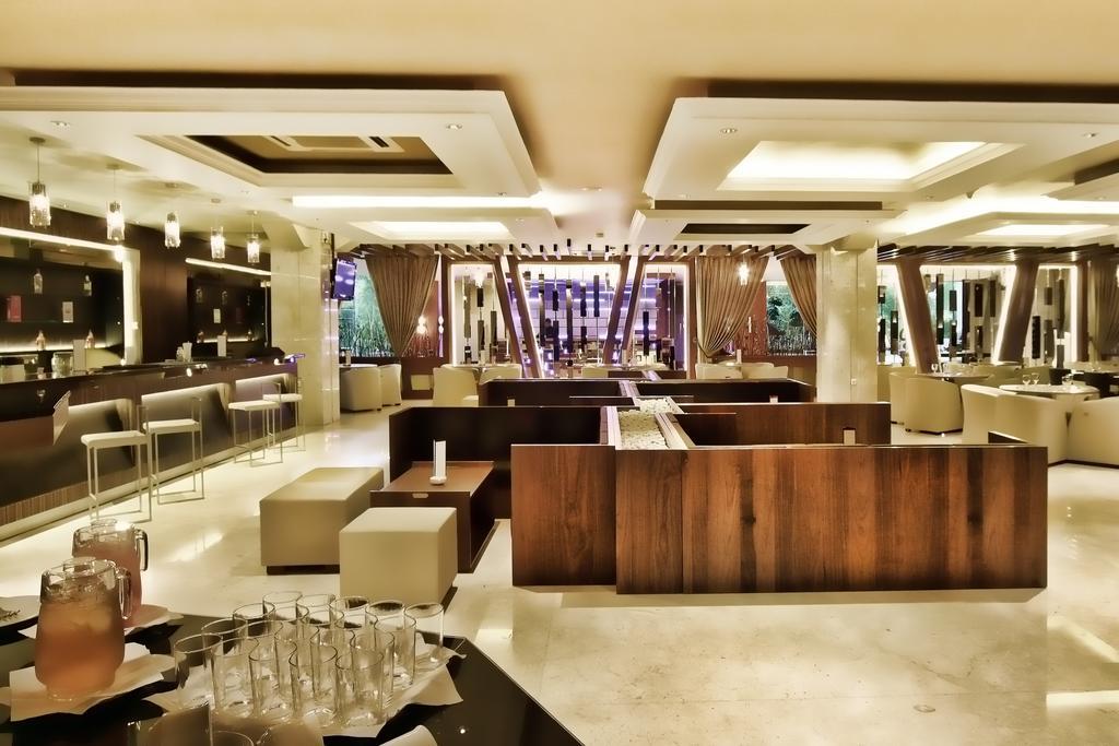 Grand Delta Hotel Medan Buitenkant foto