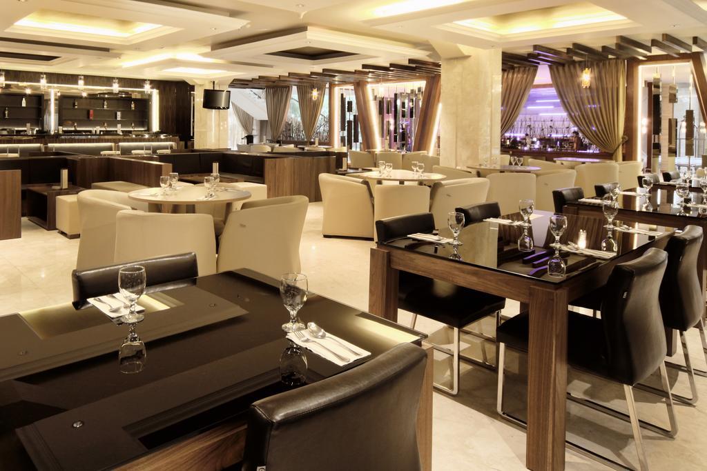 Grand Delta Hotel Medan Buitenkant foto